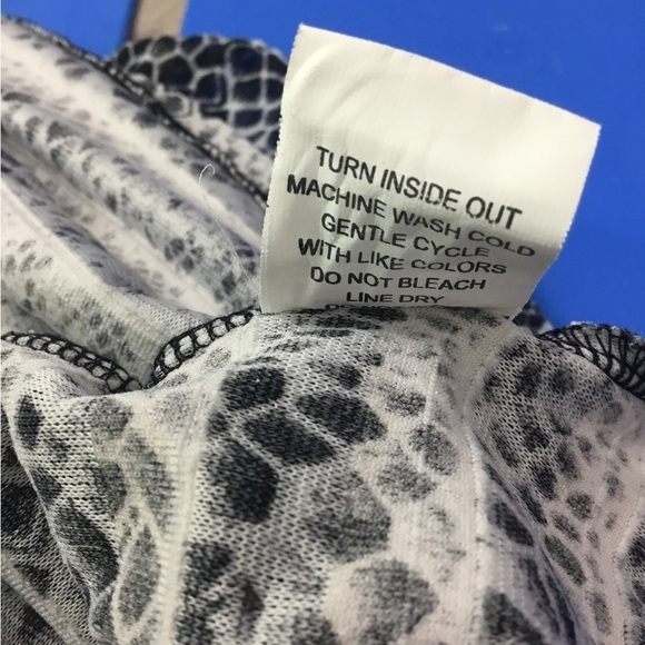 Notations large black and white layered ruffled sleeveless top
Fully lin… - Picture 6 of 14